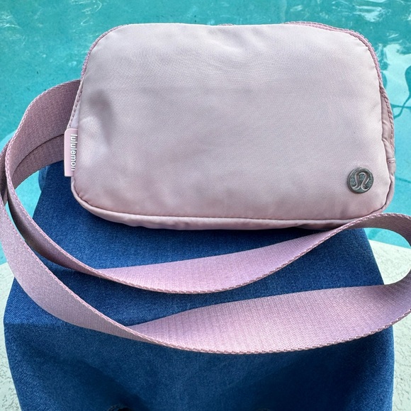 lululemon Everywhere Belt Bag 1L - Picture 4 of 16